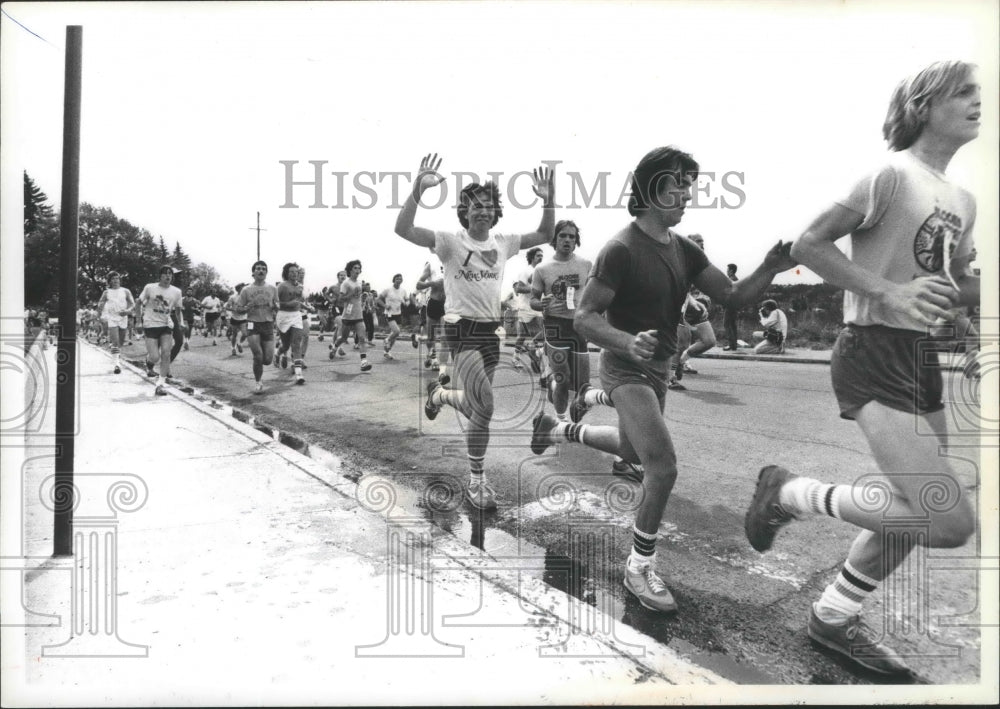 1979 Press Photo A strange person at the 1980 Bloomsday Race - sps19278- Historic Images