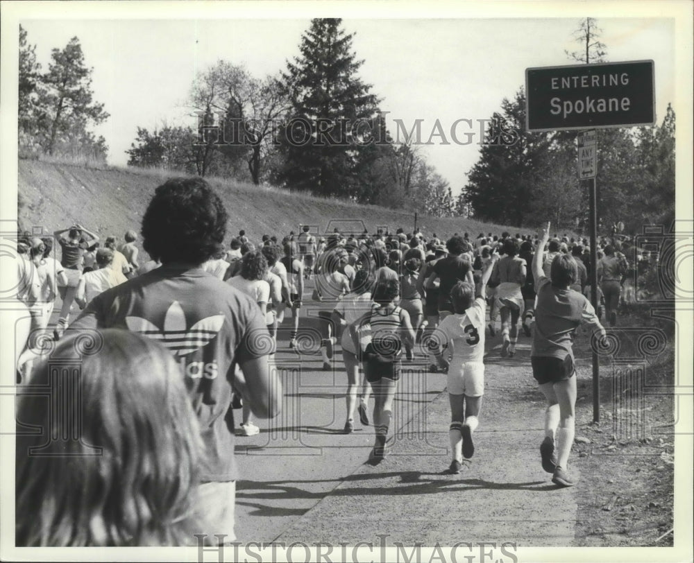 1981 Press Photo 1981 Bloomsday runners enter Spokane - sps19280- Historic Images