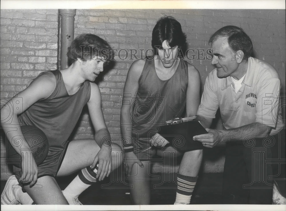 1978 Press Photo Basketball Players Randy With Their Bill Knuckles- Historic Images