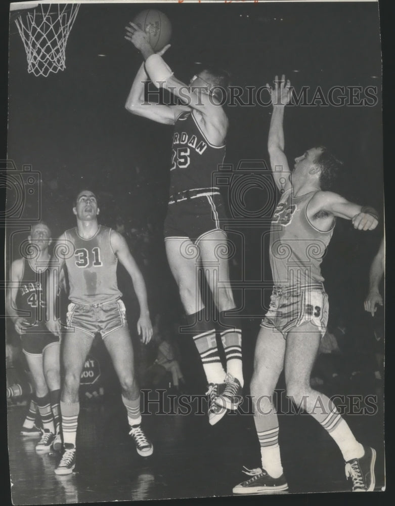 1967 Press Photo Neardan Basketball Player Jumps Up to Make a Shot for A Basket- Historic Images