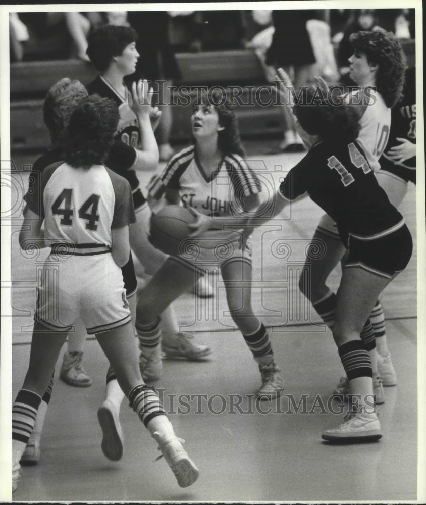 1984 Press Photo Gina Smith with basketball in crowd with Carmen Stewart- Historic Images