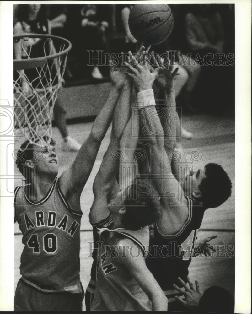 1989 Press Photo John Doerschlag, Scott Hogan &amp; Bob Bandy battle for basketball- Historic Images