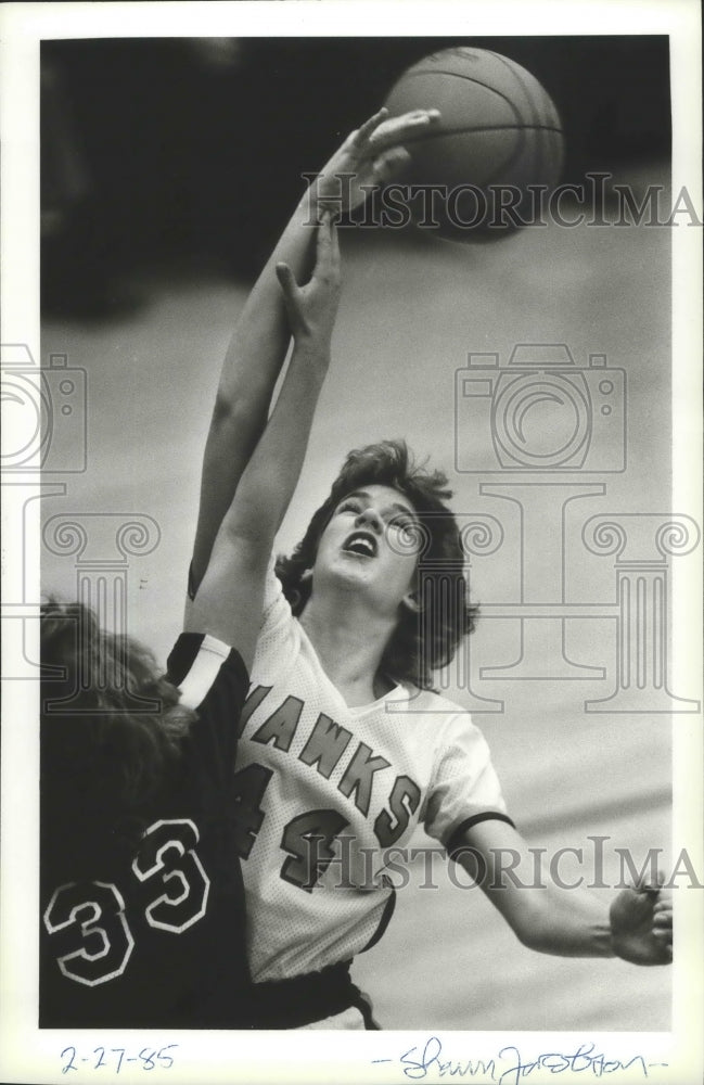 1985 Press Photo Jill Peringer Reaches For the Tip Off Against Cathlamet&#39;s #33- Historic Images