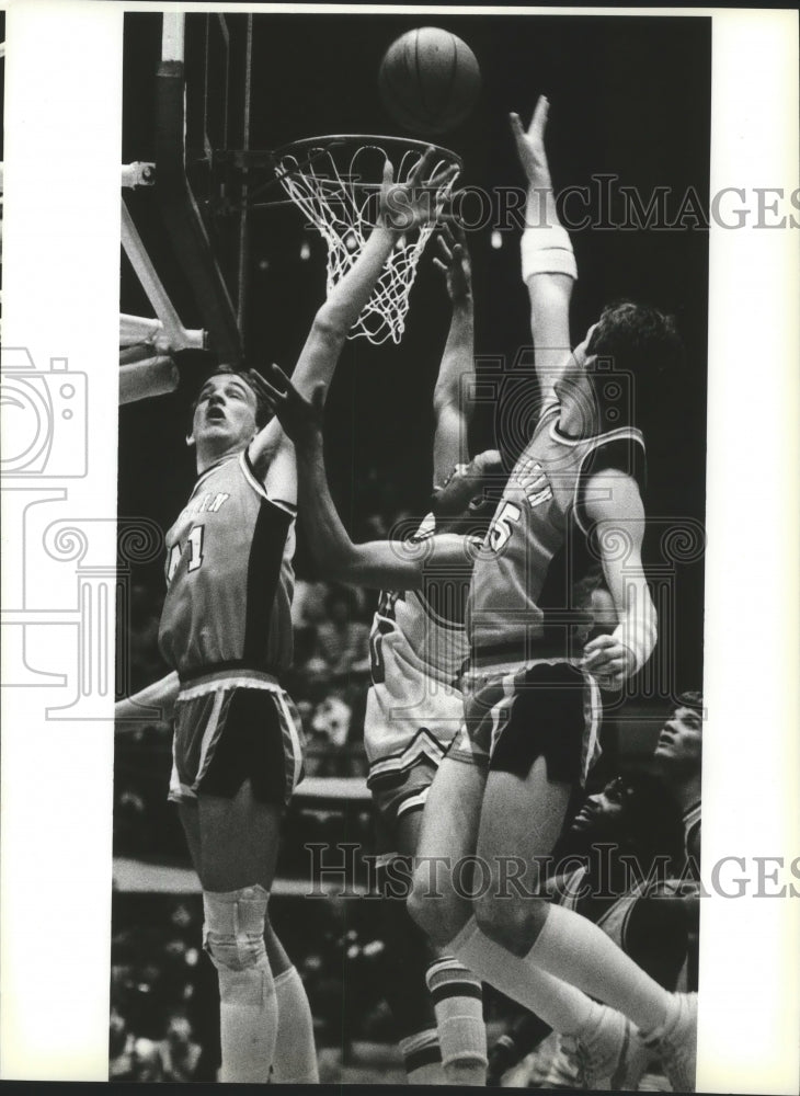 1985 Press Photo Basketball players jump up trying to get rebound - sps19585- Historic Images