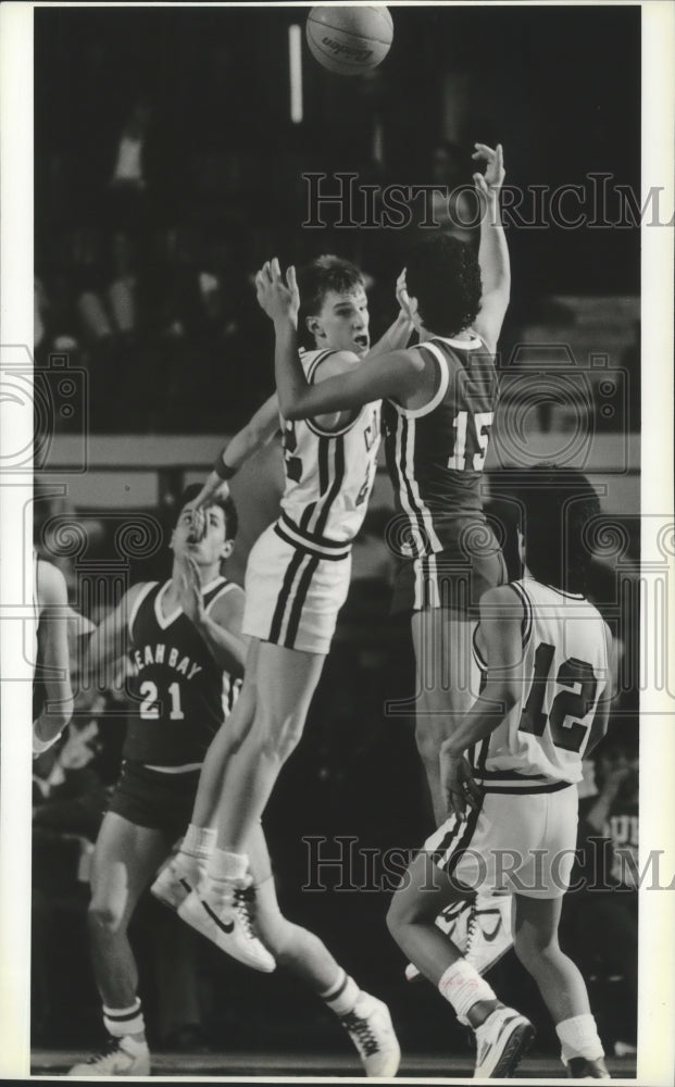 1987 Press Photo Basketballers Scott Moss and Raymond Funk Jump for the Ball- Historic Images