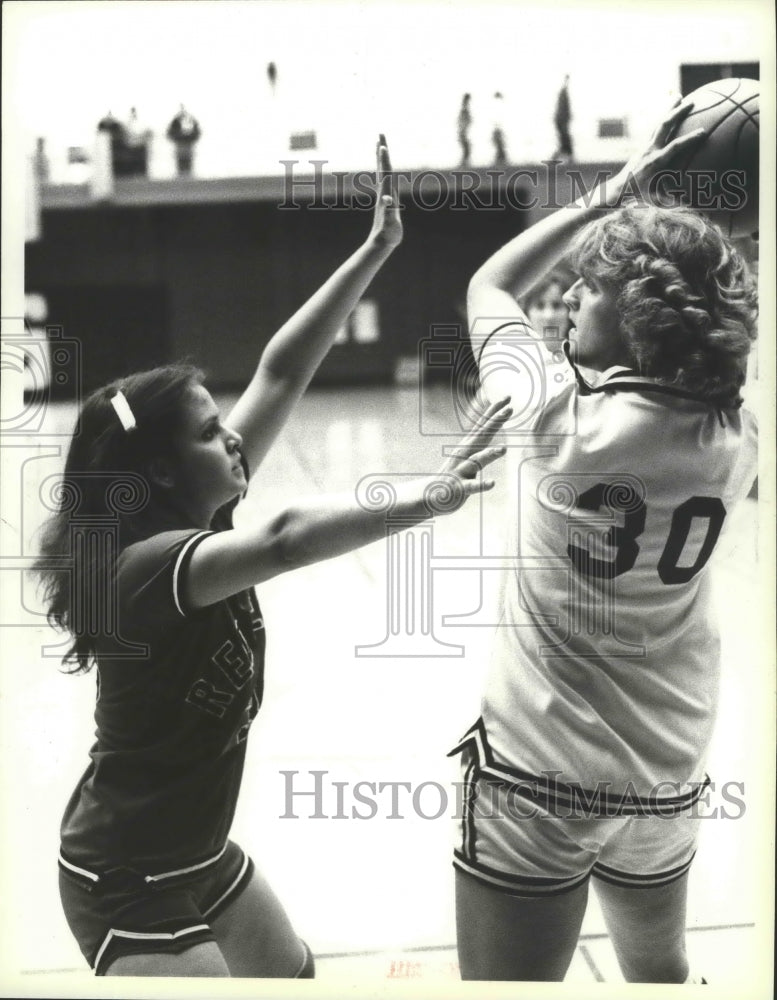 1981 Press Photo Rachel Greene defends an opponent during a touranment game- Historic Images