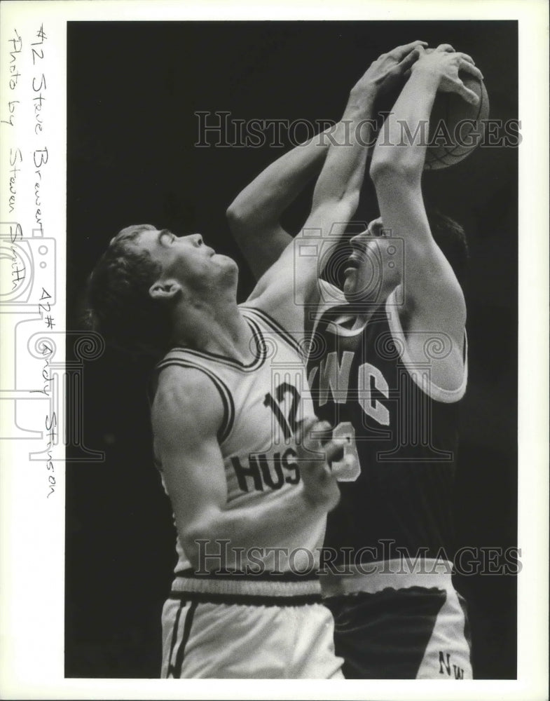 1989 Press Photo Steve Brewer stuffs shot by Andy Stinson in a basketball game- Historic Images