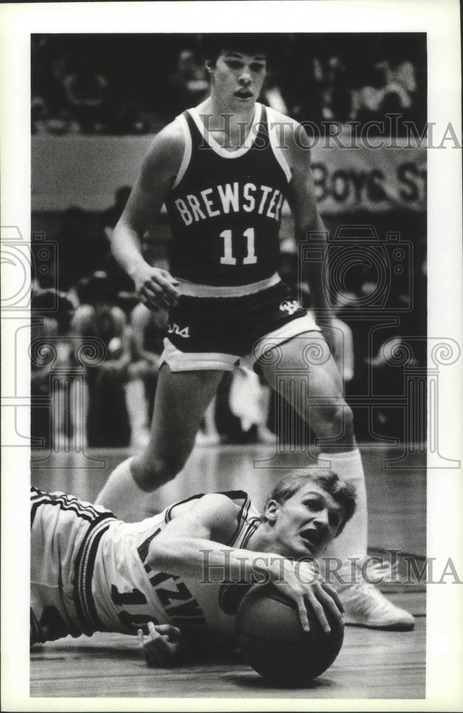 1985 Press Photo Eric Fox of Brewster stands over Ritzville&#39;s Keith Humphrey- Historic Images