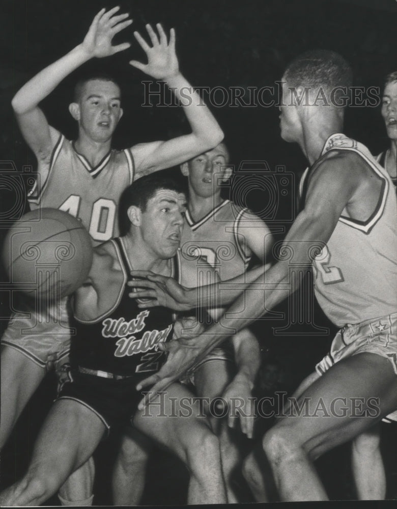 1963 Press Photo West Valley Basketballer Surrounded By Player of the Other Team- Historic Images