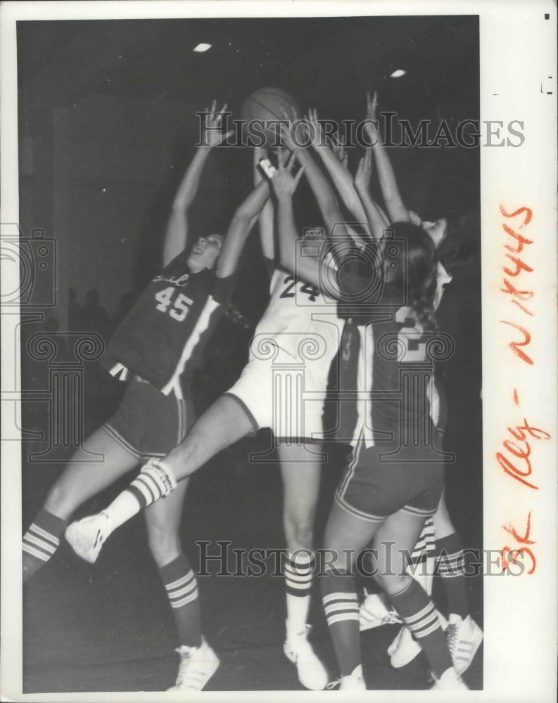 1978 Press Photo Basketballers Neil Ann Massie, Molly Raymon and Karen Murray- Historic Images