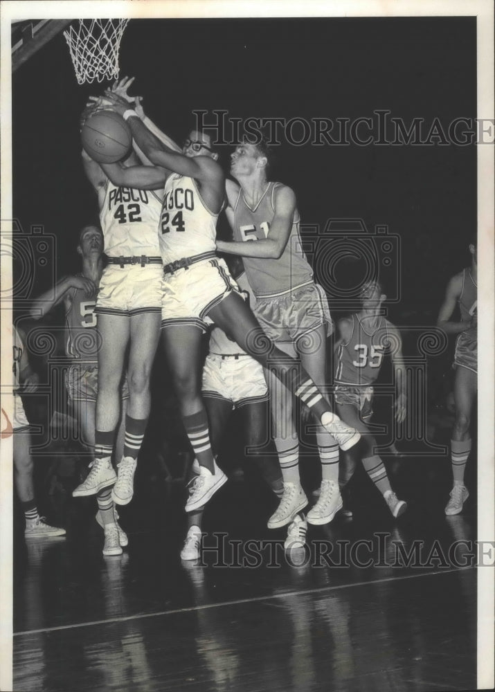 1970 Press Photo Pasco and Central Valley Basketballers Jumping for the Ball- Historic Images