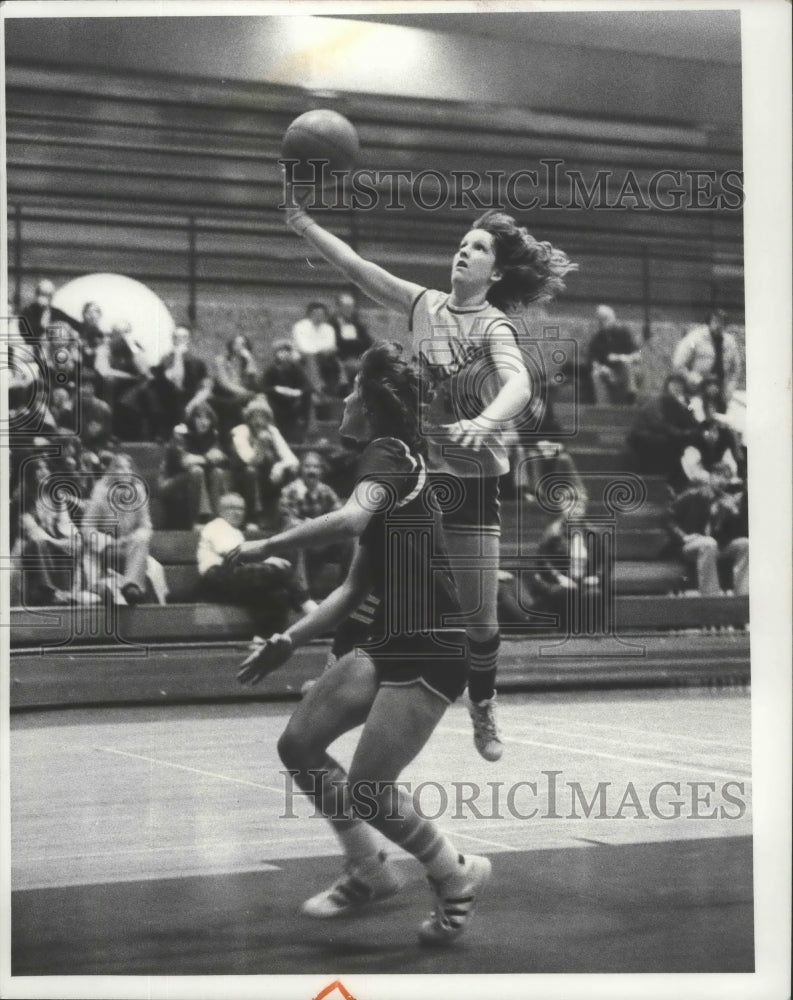 1978 Press Photo Basketballers Fernette Irvine and Sarah Hawkins - sps19785- Historic Images