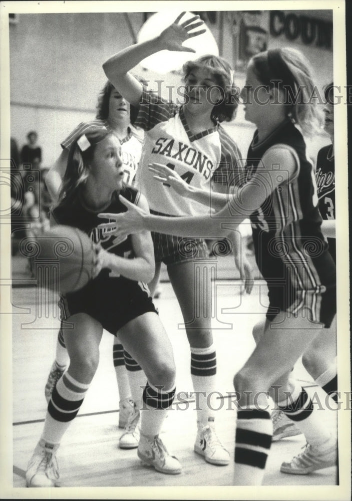 1979 Press Photo Lisa Long attempts basketball grab from Karen Rika of Ferris- Historic Images