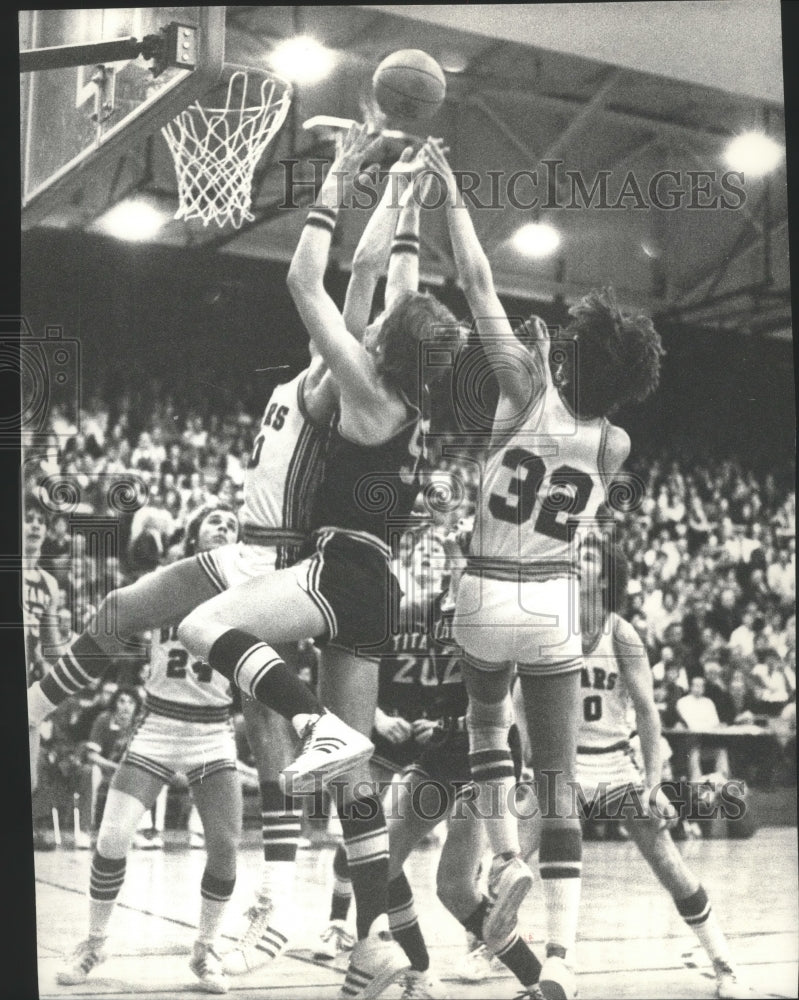 1974 Press Photo Central Valley Bears battle University Titans for basketball- Historic Images