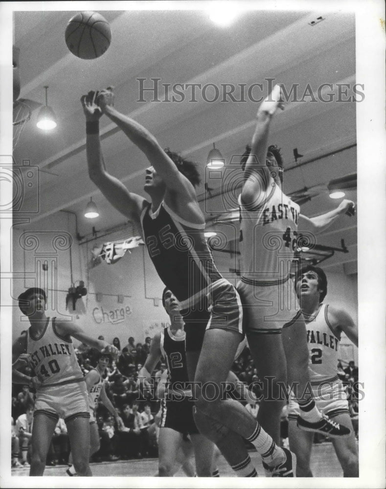 1973 Press Photo East Valley players reach for basketball during game- Historic Images