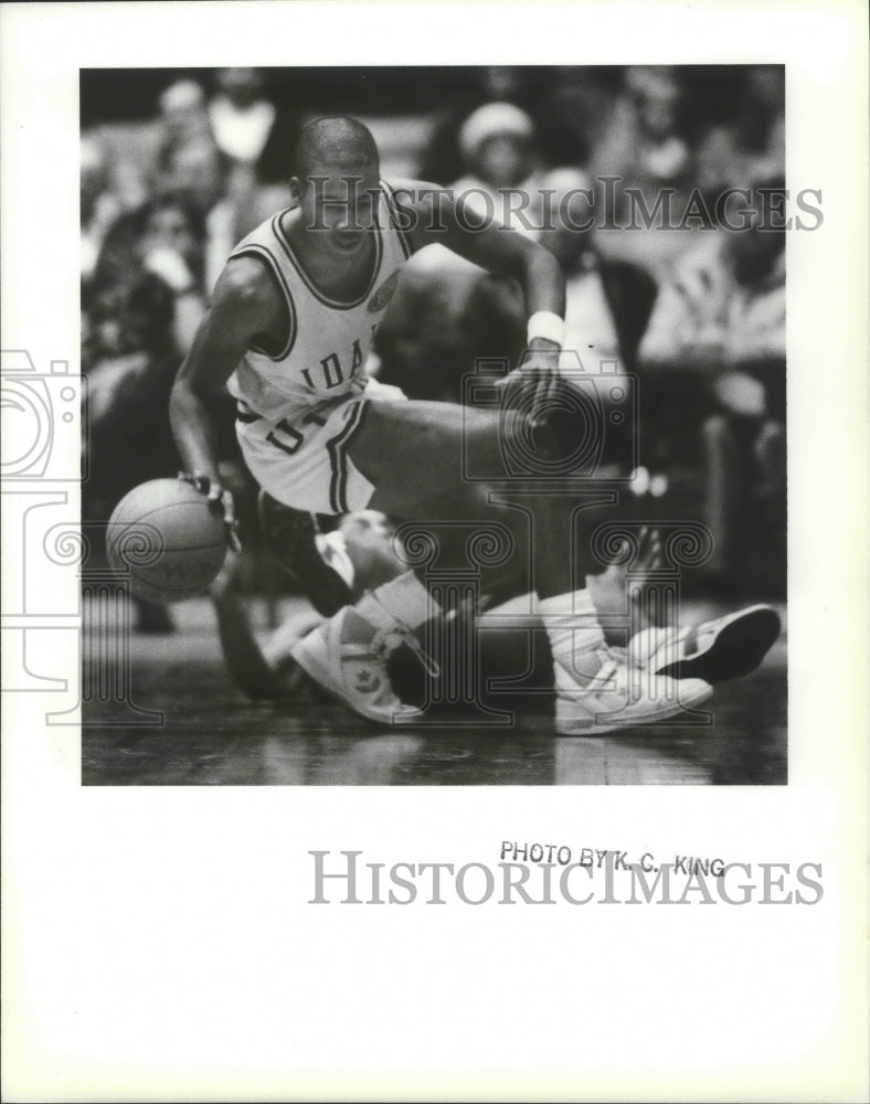 1987 Press Photo Basketball-Kenny Luckett puts Marlon Wadlington on the floor- Historic Images