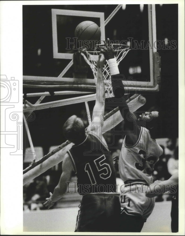 1988 Press Photo Basketball Doug Spradly battles James Fitch for the tip- Historic Images