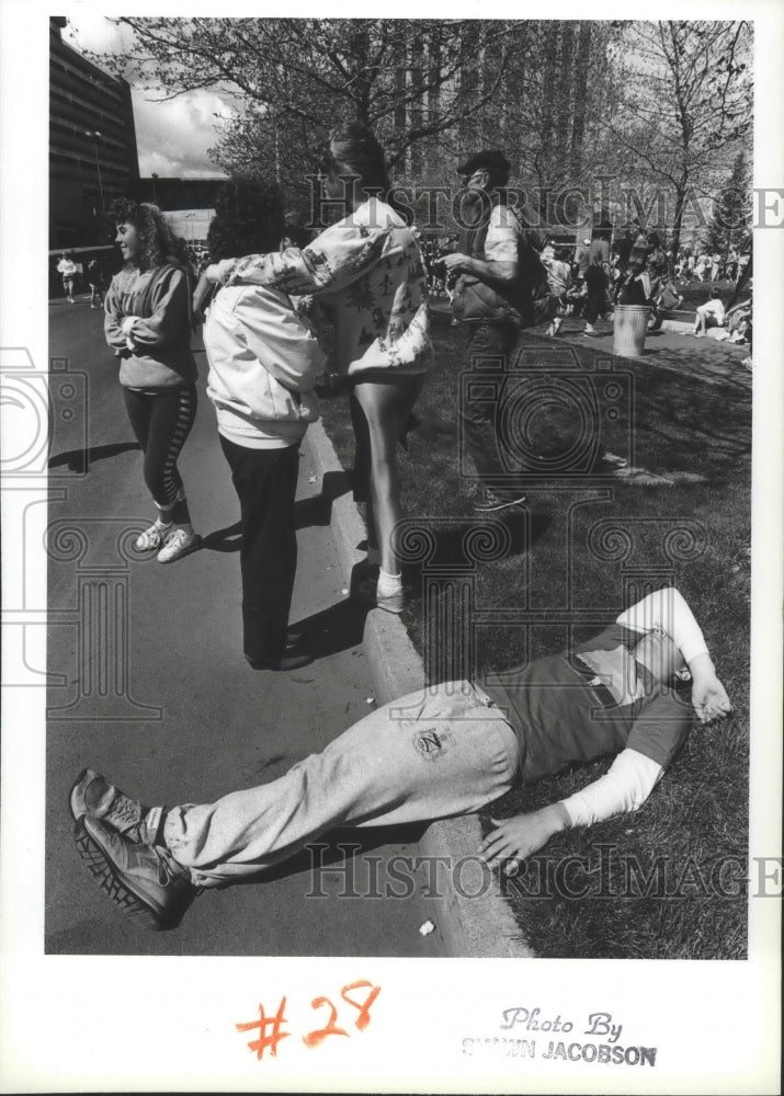 1988 Press Photo Bloomsday runner naps after the big race. - sps19936- Historic Images