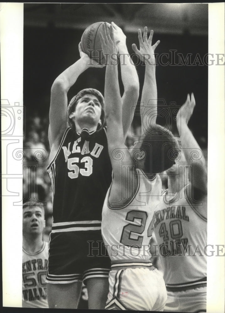 1988 Press Photo Jeff Brown of Mead shoots over Jason Hull and Casey Mason- Historic Images