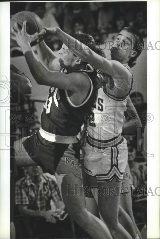 1989 Press Photo Basketball Andy Stinson gets rebound in front of Brad Jenkins- Historic Images