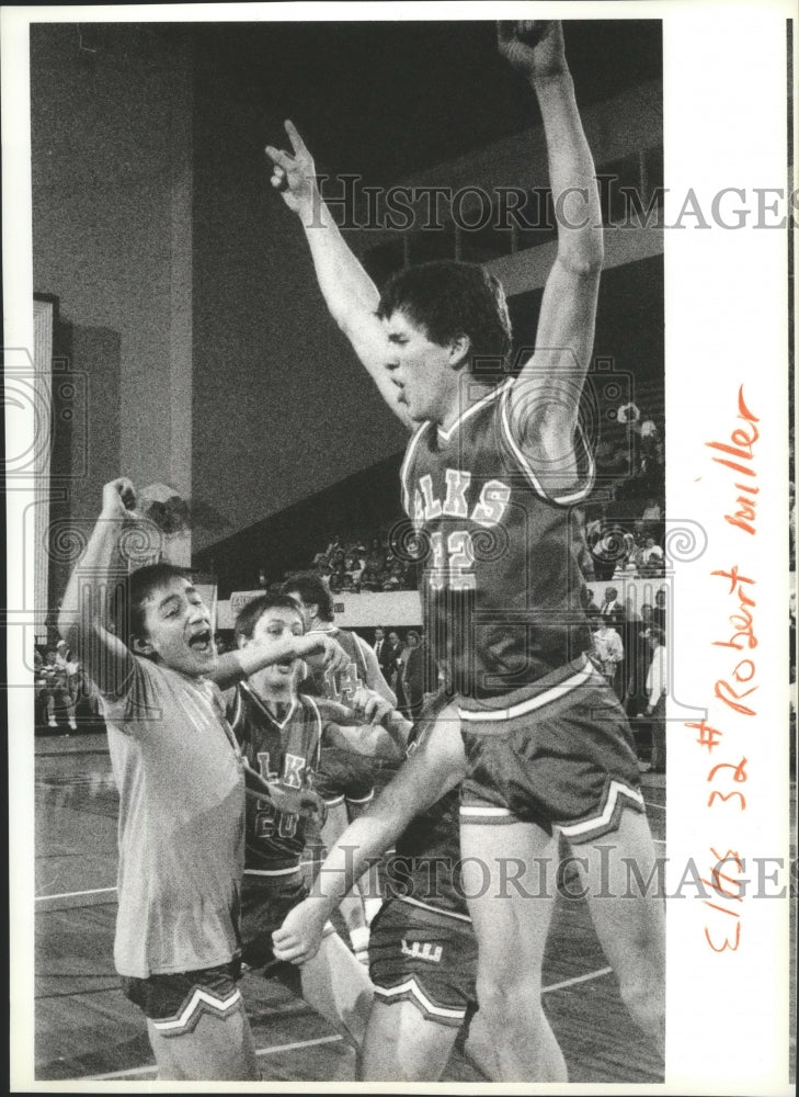 1990 Press Photo Basketball-Robert Miller of Lake Quinalt celebrates a call- Historic Images