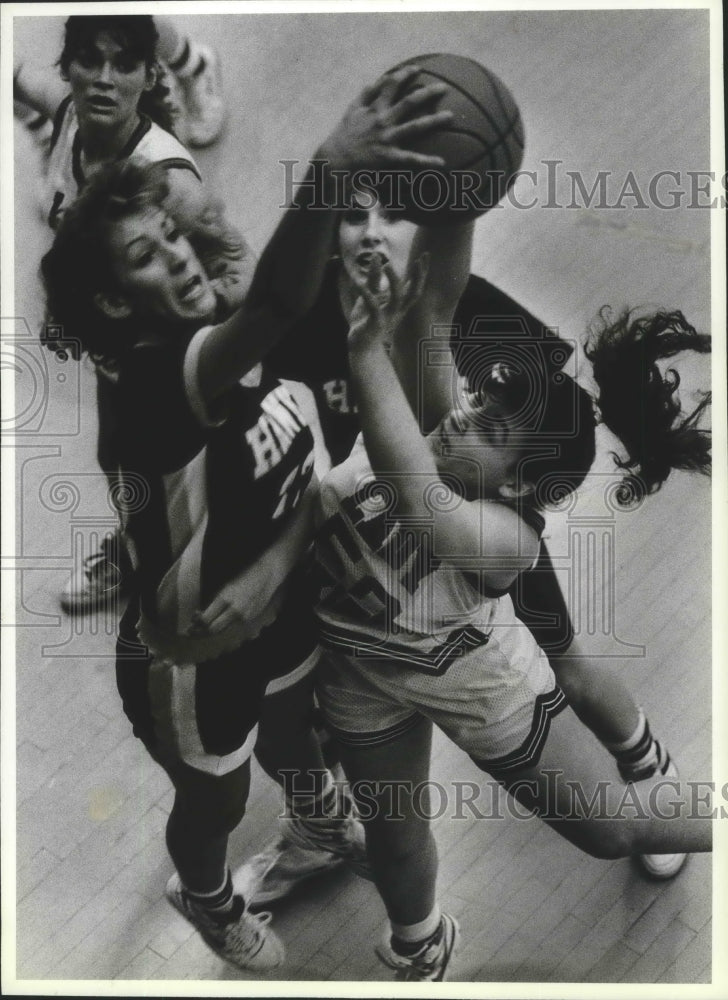 1989 Press Photo Basketball Jami Jaeger blocks but fouls Tina Baldwin- Historic Images