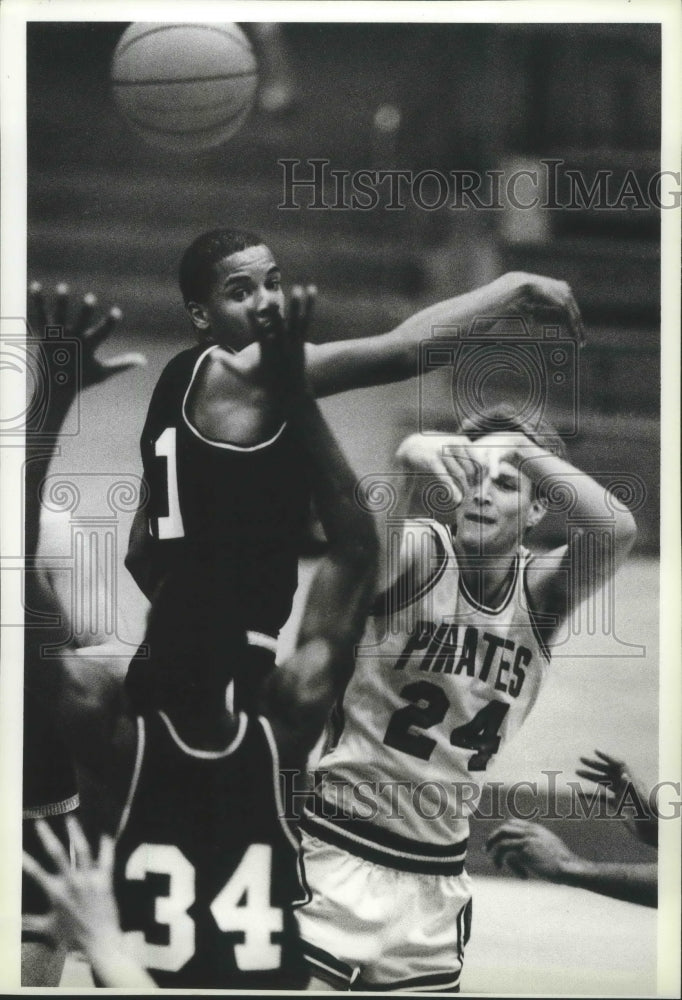 1989 Press Photo Whitworth&#39;s Jon Eekoff shoots basketball over Central&#39;s Haskins- Historic Images