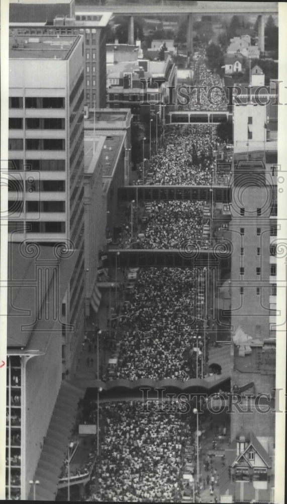 1981 Press Photo Spokane&#39;s Riverside overflowing with happy Bloomsday runners- Historic Images