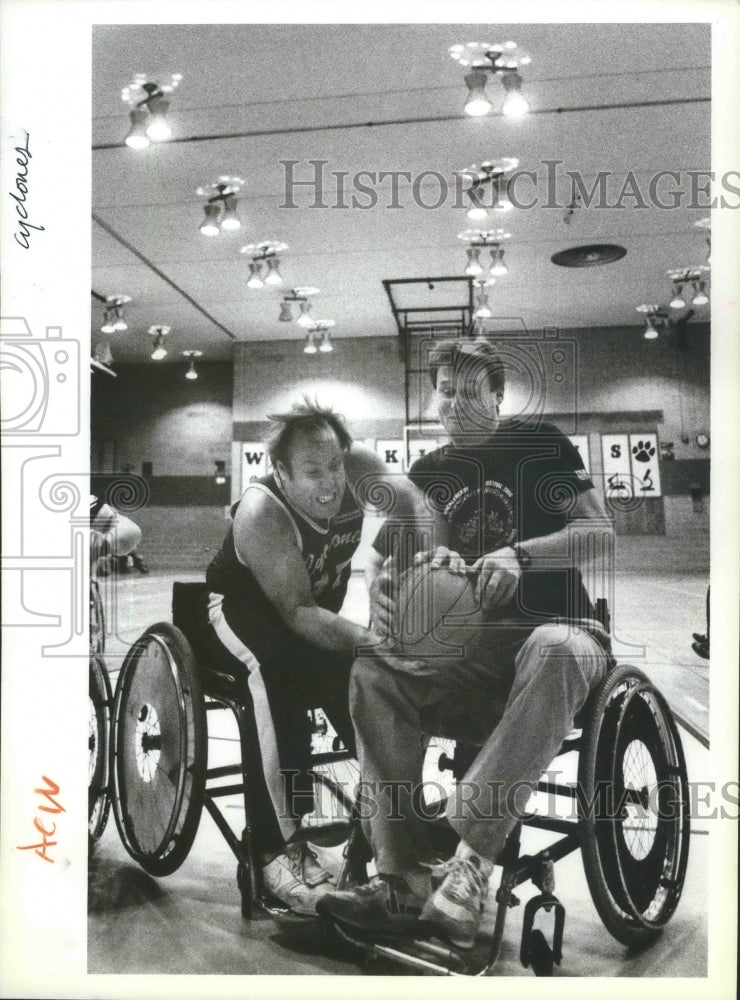 1989 Press Photo Cyclone Orin Pierce and Kellogg&#39;s Scudder fight for basketball- Historic Images