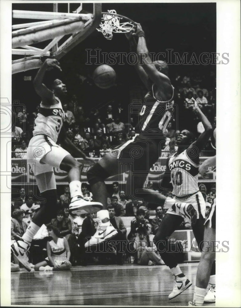 1988 Press Photo Pro Basketball: Seattle Sonics react to slam by Benoit Benjamin- Historic Images