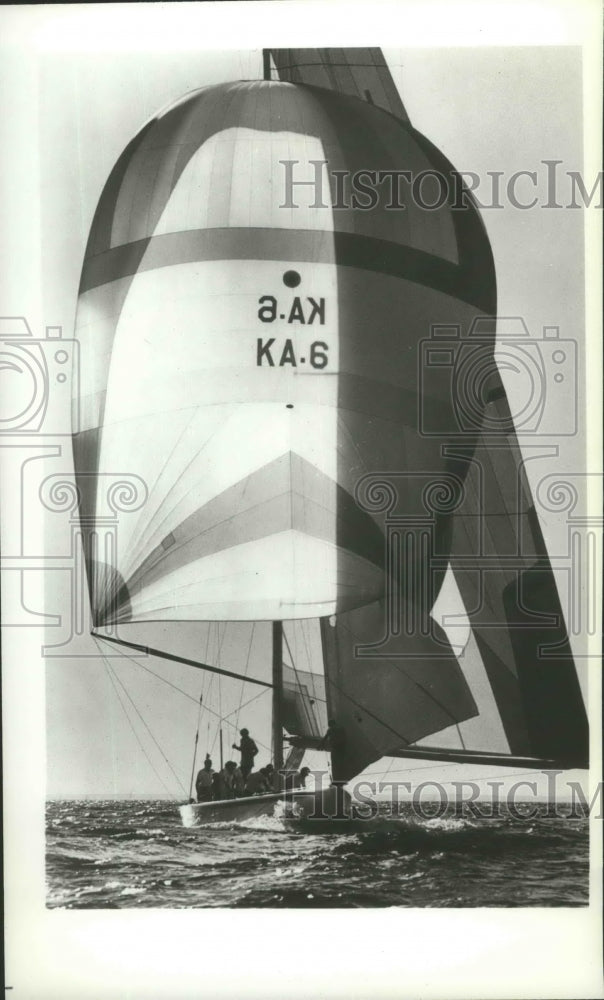 1983 Press Photo Australia II Glides Across the Water With Wind Filling its Sail- Historic Images