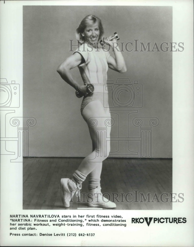 1989 Press Photo Martina Navratilova, tennis star, poses in tights with weights- Historic Images