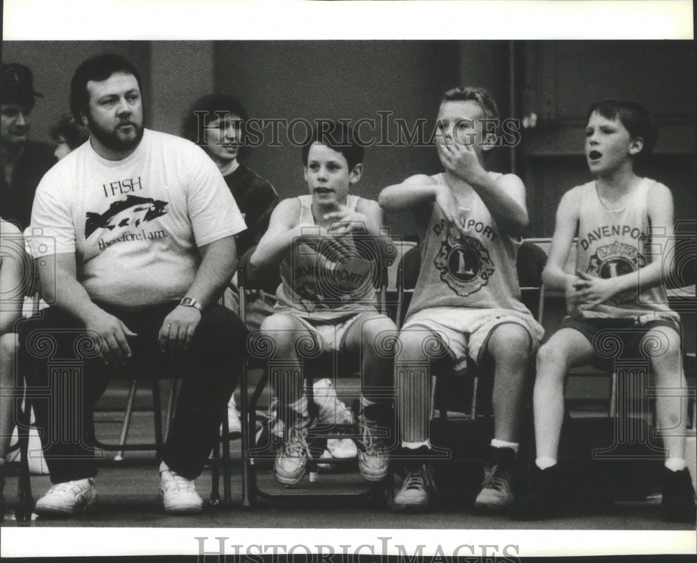 1992 Press Photo Davenport players during a fifth-grade basketball game- Historic Images