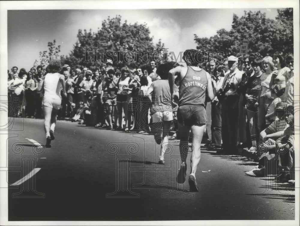 1978 Press Photo Crowds line streets to cheer on Bloomsday runners in Spokane- Historic Images