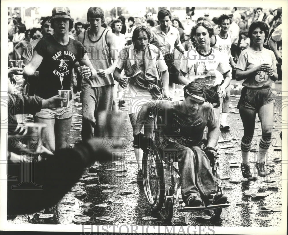 1979 Press Photo Wheelchair participant fights through the rain during Bloomsday- Historic Images
