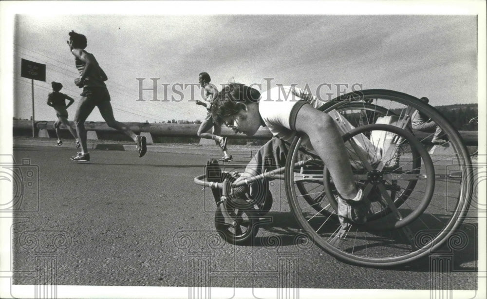 1982 Press Photo Bloomsday Participants Running and Pushing Their Wheelchairs- Historic Images