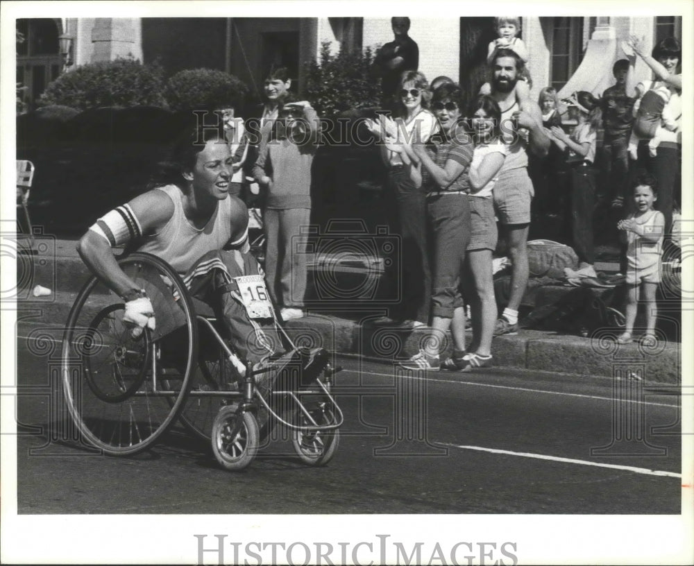 1983 Press Photo Bloomsday Wheelchair, Candace Cable, Cheered On By the Crowd- Historic Images