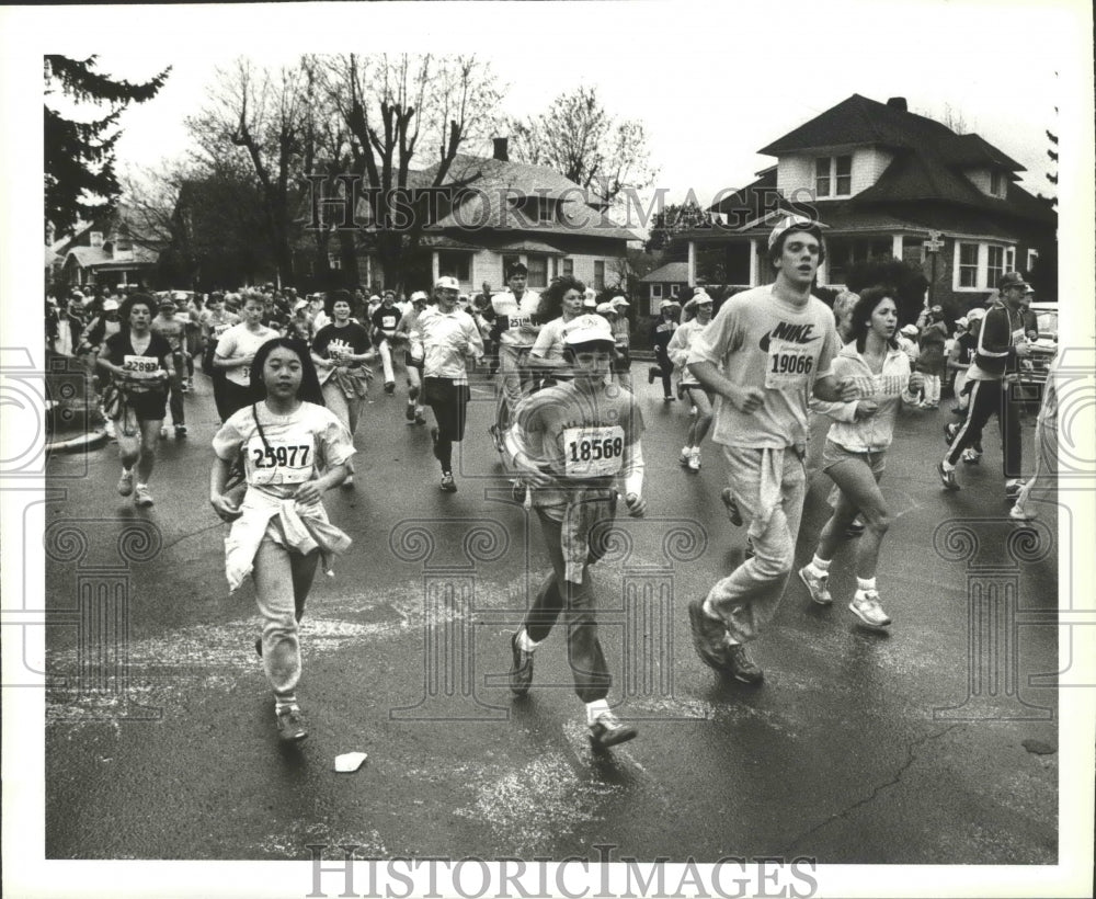 1984 Press Photo Bloomsday Participants Running Along Broadway - sps20258- Historic Images