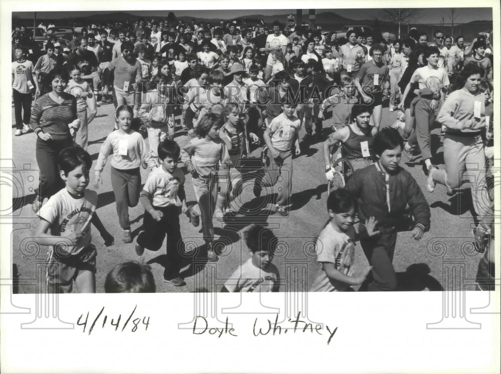 1984 Press Photo Participants of the Steve Snell Memorial Run - sps20263- Historic Images