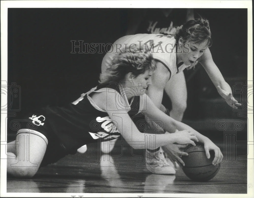 1988 Press Photo High School Girls Volleyball tournament. Dayton dives for ball- Historic Images