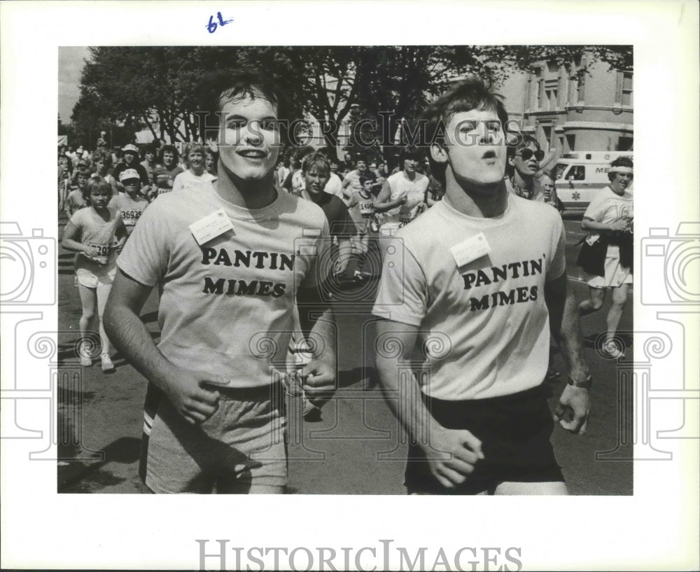 1985 Press Photo Two boys running in Bloomsday wearing shirts "Pantin' Mimes"- Historic Images