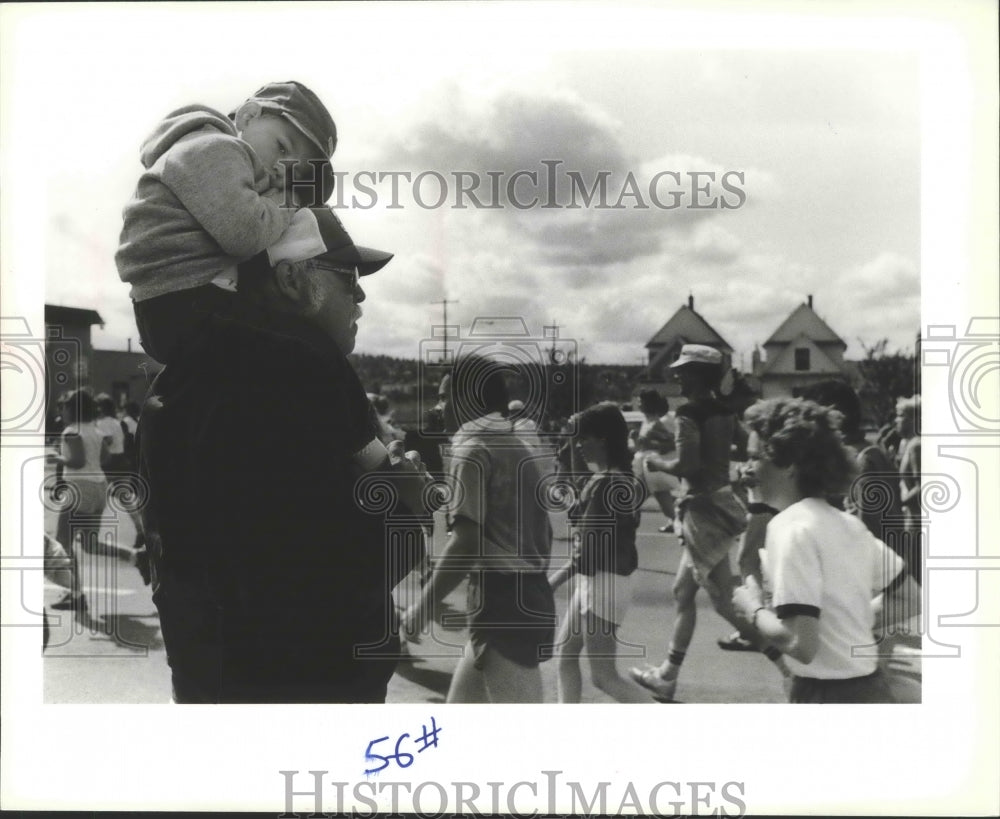 1985 Press Photo Child on man&#39;s shoulders at Bloomsday race - sps20341- Historic Images