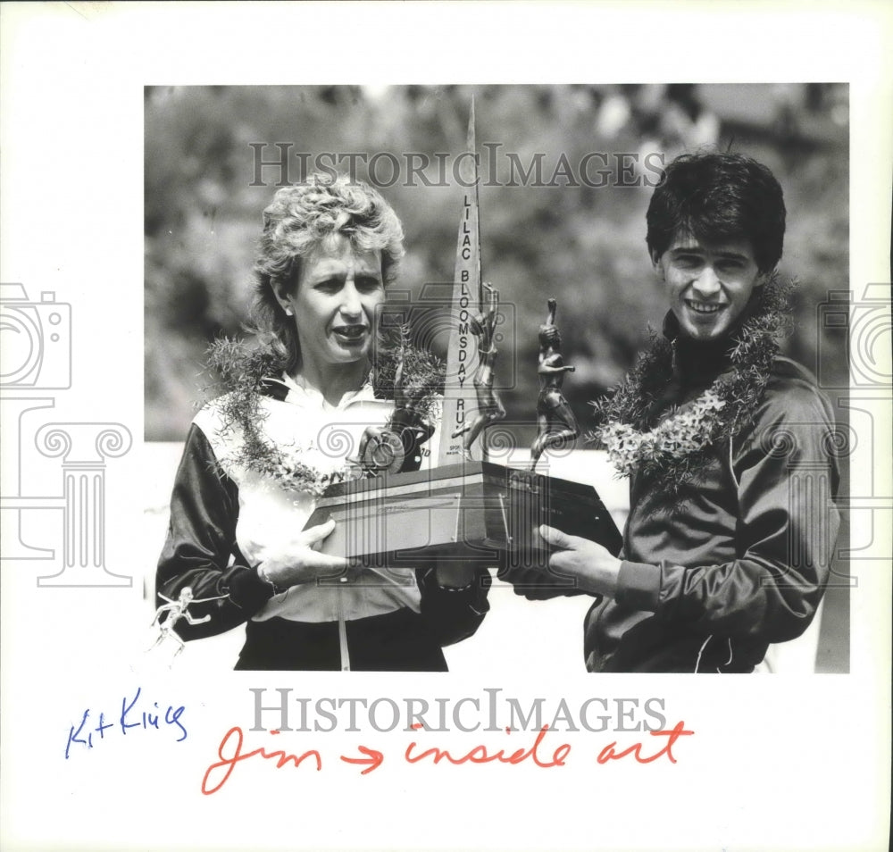 1985 Press Photo 1985 Bloomsday winners Anne Audain and Paul Davies with trophy- Historic Images