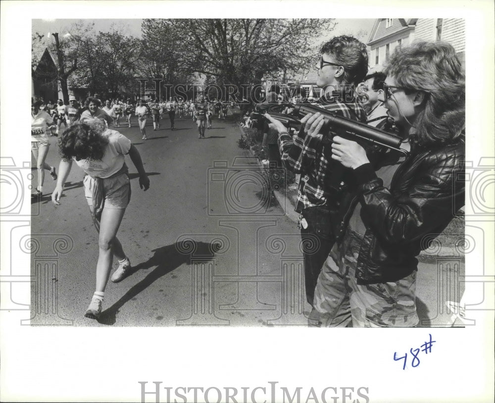 1985 Press Photo Water guns during the Bloomsday race for the runners- Historic Images