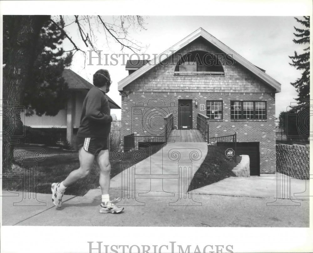 1994 Press Photo Bloomsday jogger looks into the new Riverside Bloomsday office- Historic Images