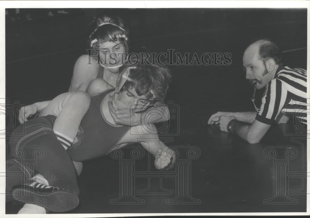 1974 Press Photo Evan Howard, Shadle Park High wrestler, grapples with Hubbard- Historic Images