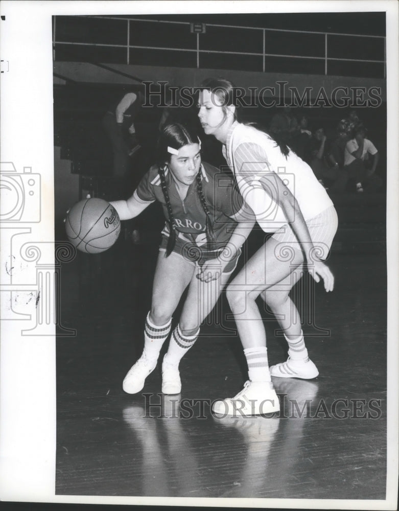 1977 Press Photo Basketball Shelley Mitchell goes around Patty Naigle at Gonzaga- Historic Images