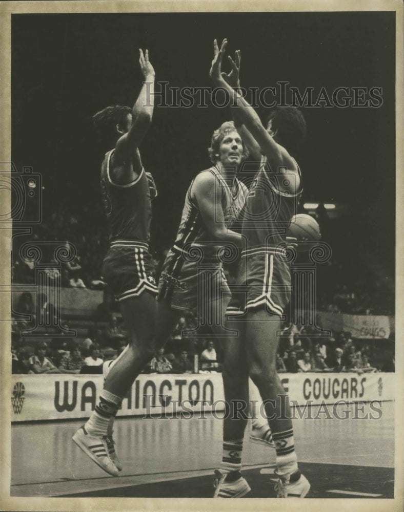 1979 Press Photo John Preston Looks to Pass the Basketball Around His Defenders- Historic Images