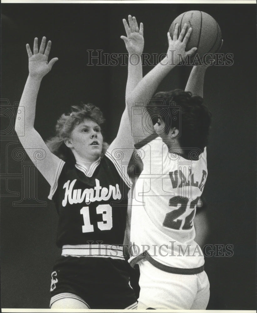 1988 Press Photo Heidi Jefferson of Hunters Tries to Block Jill Heggem&#39;s Pass- Historic Images