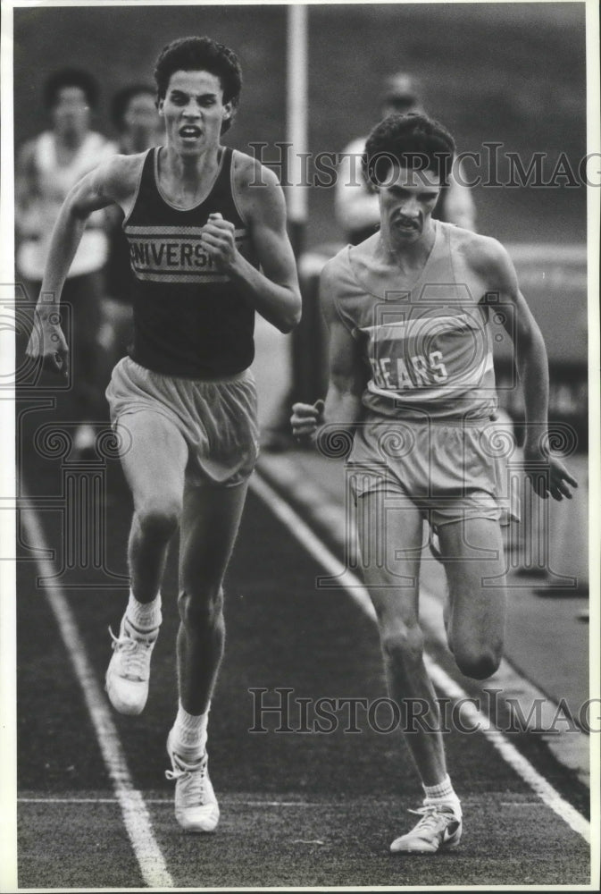 1983 Press Photo Kevin Terris Struggles to Overcome Mark Freel for Third Place- Historic Images